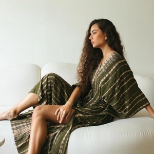 Caftán largo Shibori Tie Dye verde oliva, ropa de estar por casa de rayón hecha a mano al estilo balinés.