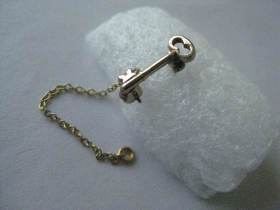 Key Skeleton & Chain 10K Solid Yellow Gold Lapel … - image 1