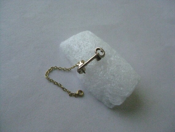Key Skeleton & Chain 10K Solid Yellow Gold Lapel … - image 2