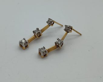 Pendientes colgantes vintage de oro de 10 quilates con tres piedras transparentes. Pendientes de oro de quilates con poste para perforaciones.