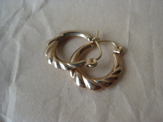 10K Hoop Twist Yellow Gold Wire Earrings Vintage … - image 1
