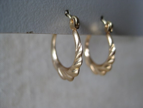 10K Hoop Twist Yellow Gold Wire Earrings Vintage … - image 2