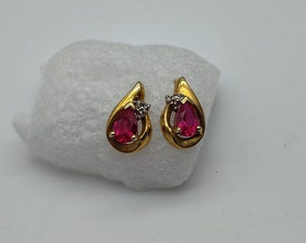 Pendientes vintage de oro de 10 quilates con rubí rojo en forma de lágrima y piedra preciosa transparente. Pendientes de oro macizo de 10 quilates.