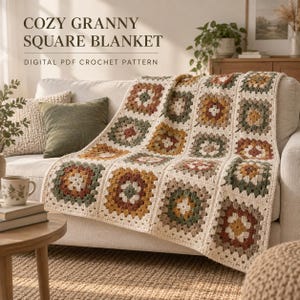 Może przedstawiać: Koc szydełkowy z powtarzającym się wzorem kwadratów granny w kolorach kremowym, oliwkowym, musztardowym i terakoty. Tekst COZY GRANNY SQUARE BLANKET DIGITAL PDF CROCHET PATTERN jest widoczny nad kocem na jasnym tle.