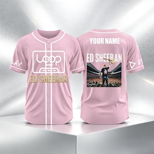 Könnte beinhalten: Ein hellrosa Baseballtrikot mit weißen Zierleisten und Knöpfen. Die Vorderseite zeigt ein weißes Loop-Tour-Logo und den Text Ed Sheeran. Die Rückseite zeigt den Text Your Name, Ed Sheeran und eine Grafik eines Künstlers auf einer Konzertbühne.