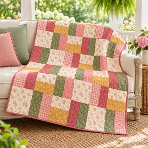 Può includere: Una trapunta rettangolare caratterizzata da un design patchwork a strisce di tessuto verticali alternate. Il motivo consiste in stampe floreali nei toni del rosa, giallo e verde, affiancate da quadrati a quadretti vichy rosa e bianchi, il tutto unito da una texture trapuntata visibile.