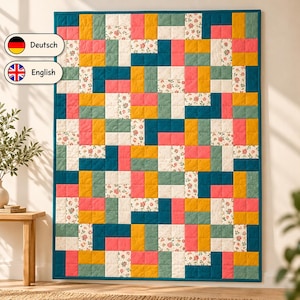 Puede incluir: Una colcha rectangular con un patrón de patchwork de rectángulos de tela lisos en color verde azulado, amarillo mostaza y rosa coral, intercalados con cuadrados blancos decorados con un pequeño estampado floral rojo y verde, con borde azulado.