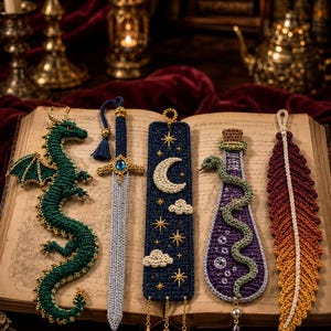 Può includere: Cinque segnalibri all'uncinetto che raffigurano un drago verde, una spada argentata con una gemma blu, un rettangolo blu navy con una mezzaluna e stelle, una boccetta viola con un serpente verde e una piuma sfumata in rosso, arancione e giallo.