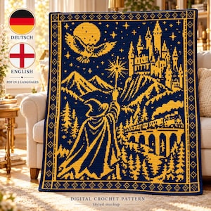 Peut inclure: Une couverture au crochet rectangulaire avec un fond bleu foncé et un motif graphique jaune représentant un magicien tenant une baguette, un château, un train sur un pont, un hibou et une lune. La bordure présente un motif géométrique.