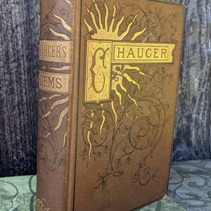 Puede incluir: Un libro antiguo titulado "Chaucer's Poems" con una cubierta marrón y letras doradas. La cubierta presenta un diseño ornamentado con una gran letra dorada "C" y motivos florales.