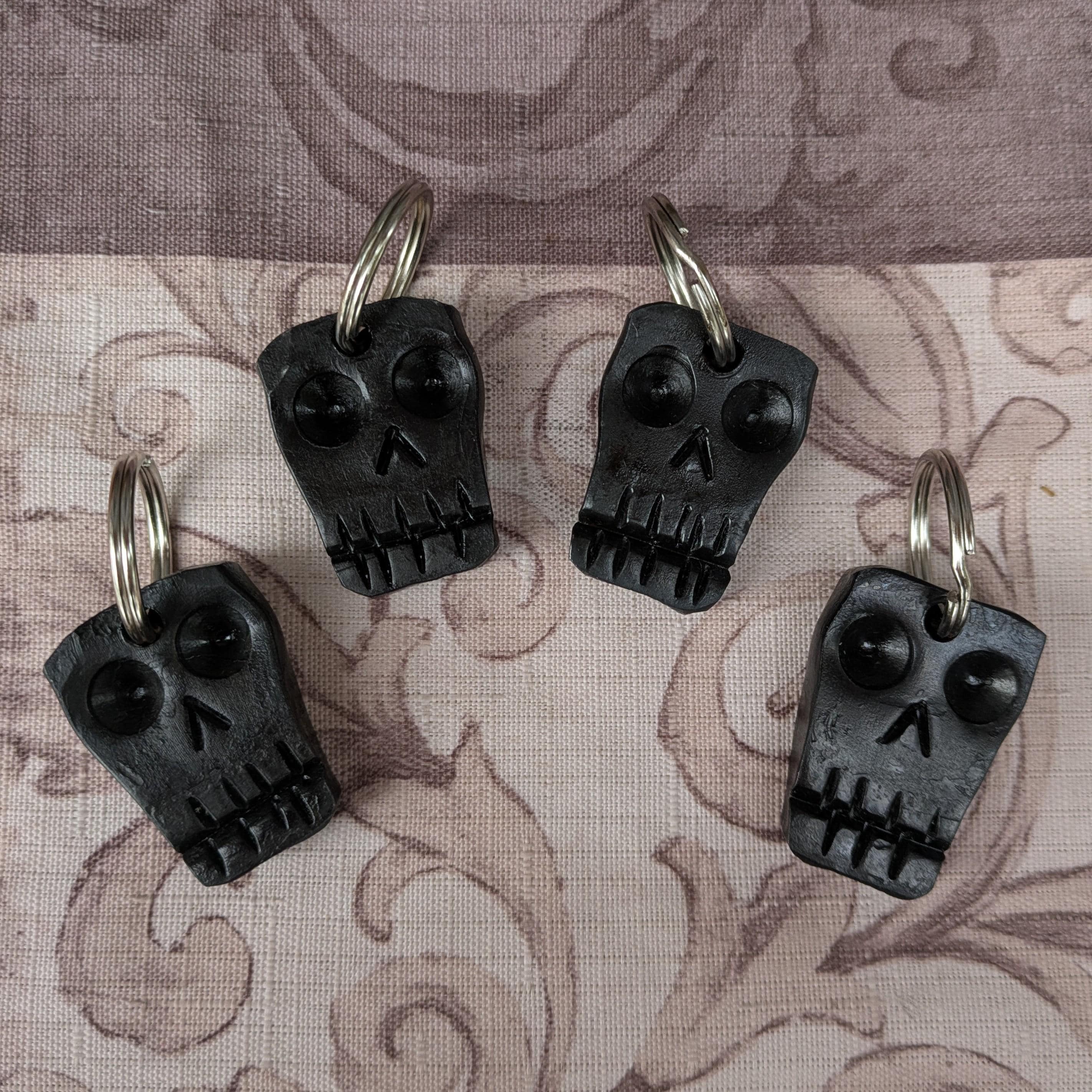 鍛冶職人による手鍛造スチール製スカルキーホルダー。ギフトに最適です