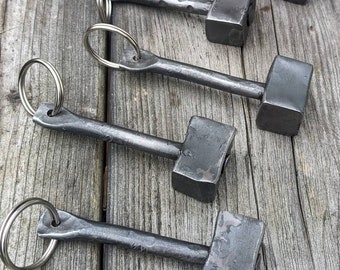 Llavero de martillo de Thor de acero forjado a mano, hecho por un herrero.