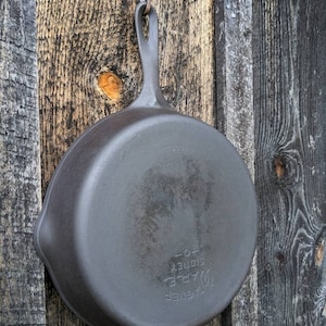 Wagner Ware Cast Iron Skillet #8 1058 S  Sidney O Stylized Logo Heat Ring