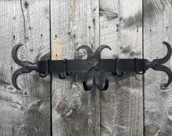 Handgesmeed metalen pannenrek voor aan de muur - antieke/vintage look, gemaakt door een echte smid!