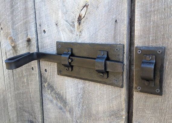 Chiusura per porta con catenaccio forgiato a mano. Stile in ferro battuto  per un look antico/vintage -  Italia