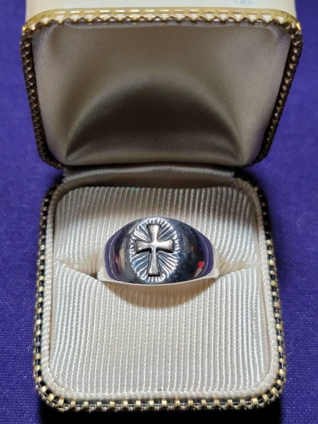 Guy rings james avery shop