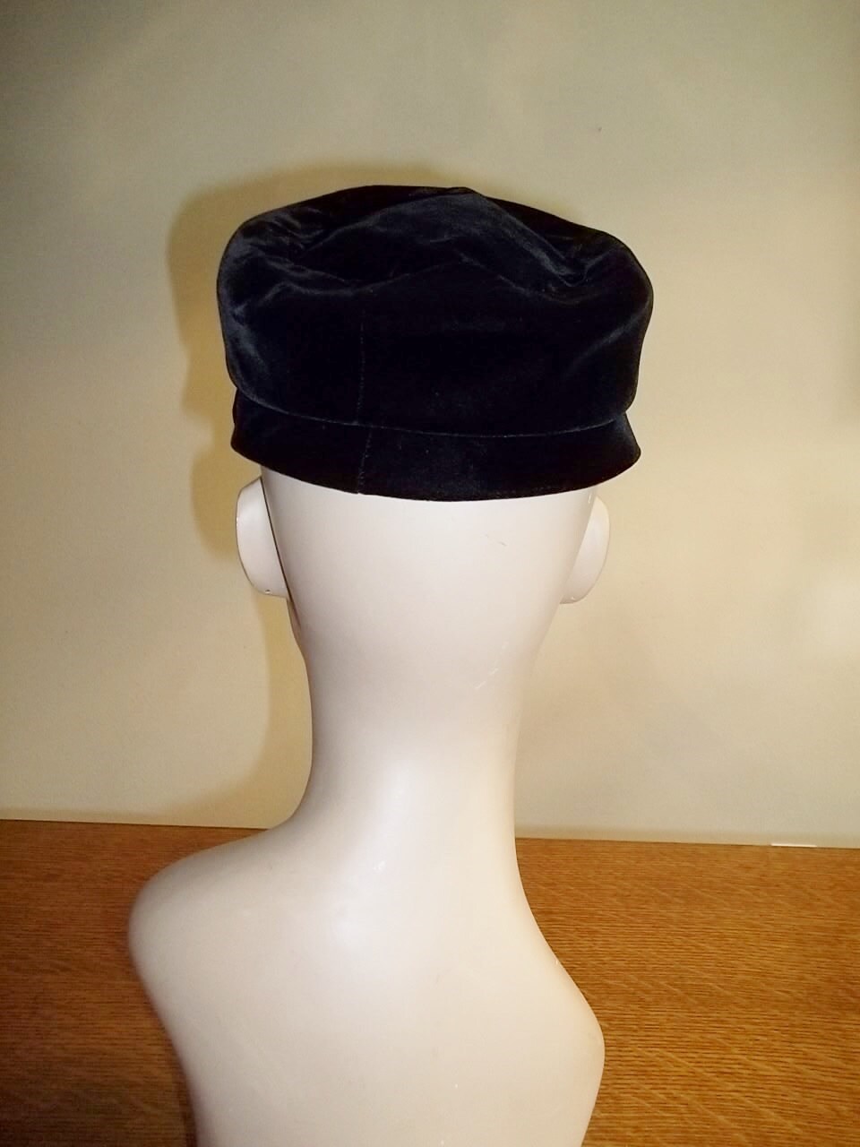 Vintage 1950s Black Felt Church Cocktail Hat Velvet Bow Neiman Marcus Box 50s Velvet Fascinator Hat - Neiman Marcus Cocktail Hat With  main image 4