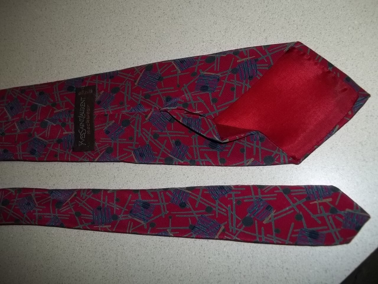 美品　YSLリヴゴーシュ　ネクタイ　赤　ソリッド　シルクジャガード　派手 美品】イヴ・サンローラン ネクタイ レッド YSLロゴ ジャガード