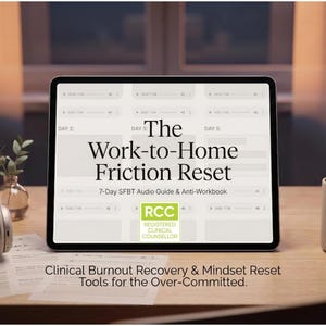 Puede incluir: Una tableta que muestra el título The Work-to-Home Friction Reset, 7-Day SFBT Audio Guide & Anti-Workbook, y el texto Clinical Burnout Recovery & Mindset Reset Tools for the Over-Committed, con un logo RCC verde, auriculares y una taza.