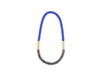 Collier sautoir "PILI", coton bleu et noir