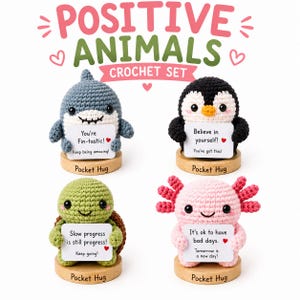 Puede incluir: Un conjunto de cuatro animales de ganchillo que incluye un tiburón gris, un pingüino blanco y negro, una tortuga verde y un ajolote rosa. Cada figura se apoya en una base redonda de madera con la etiqueta Pocket Hug y sostiene una tarjeta blanca.