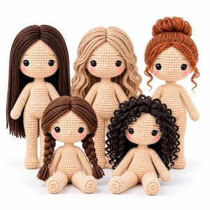 Peut inclure: Cinq poupées en crochet faites à la main avec des corps en fil beige, des têtes rondes et des yeux en perles noires. Les poupées présentent différentes coiffures : brun foncé raide, blond ondulé, auburn en chignon, tresses et boucles noires.