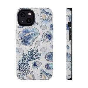 Könnte beinhalten: Eine Smartphone-Hülle mit einem sich wiederholenden Muster aus verschiedenen Muscheln und blauen Korallenzweigen auf hellgrauem Hintergrund. Das Design zeigt detaillierte Illustrationen von Schneckenhäusern, Spiralmuscheln und Muscheln in Blau und Weiß.