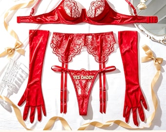 Conjunto de lujo de sujetador y liguero de satén y encaje rojo, tanga con letras "YES DADDY" con pedrería, guantes largos a juego, regalo de aniversario para ella.