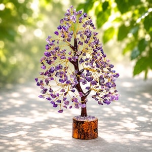 Pode incluir: Uma escultura decorativa de árvore com um tronco castanho escuro e ramos feitos de fio fino de tom dourado. Os ramos estão adornados com numerosas pequenas pedras preciosas de ametista roxa polidas e a base é um cilindro de madeira natural.