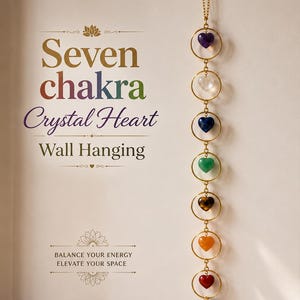 Könnte beinhalten: Ein vertikaler Wandbehang mit sieben herzförmigen Kristallen in verschiedenen Farben, die jeweils in einem goldfarbenen Metallring hängen. Der Text lautet Seven chakra Crystal Heart Wall Hanging und BALANCE YOUR ENERGY ELEVATE YOUR SPACE.