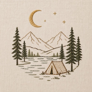 Pode incluir: Um bordado em tecido creme apresentando uma paisagem com uma lua crescente e três estrelas em fio dourado, contornos de montanhas castanhas, pinheiros verdes, uma tenda bege e um corpo de água representado com pontos horizontais.