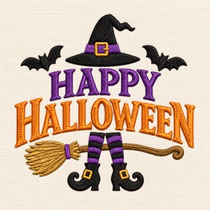 Könnte beinhalten: Ein gesticktes Design mit dem Text HAPPY HALLOWEEN in Lila und Orange. Über dem Text befindet sich ein schwarzer Hexenhut mit gelber Schnalle und zwei schwarzen Fledermäusen. Unter dem Text sind zwei lila-schwarz gestreifte Strümpfe und ein Besen.