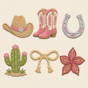 Pode incluir: Um conjunto de seis emblemas bordados com um chapéu de cowboy bege com faixa rosa, um par de botas de cowboy rosa e brancas, uma ferradura prateada com estrelas, um cacto verde com flores rosa, um laço de corda bege e uma flor vermelha.