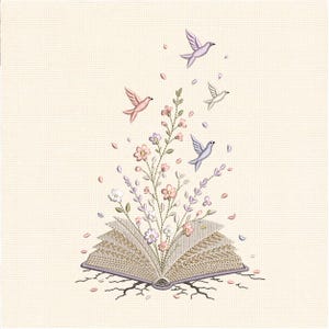 Puede incluir: Un diseño de bordado sobre tela color crema que muestra un libro abierto del que emergen tallos de flores rosas, moradas y blancas. Cuatro pájaros pequeños en tonos rosa, lavanda y blanco vuelan sobre el arreglo floral junto a pétalos.