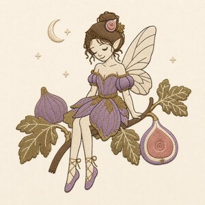 以下が含まれることがあります： お団子ヘアの妖精がパフスリーブの紫色のドレスを着てイチジクの枝に座っている刺繍デザイン。妖精には羽があり、2つのイチジク、イチジクの葉、三日月、小さな星が描かれています。