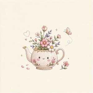 Puede incluir: Un patrón de bordado en punto de cruz sobre tela color crema que muestra una tetera blanca con cara sonriente, llena de un ramo de flores rosas, blancas y moradas. Una pequeña mariposa, corazones diminutos y estrellas rodean la tetera.