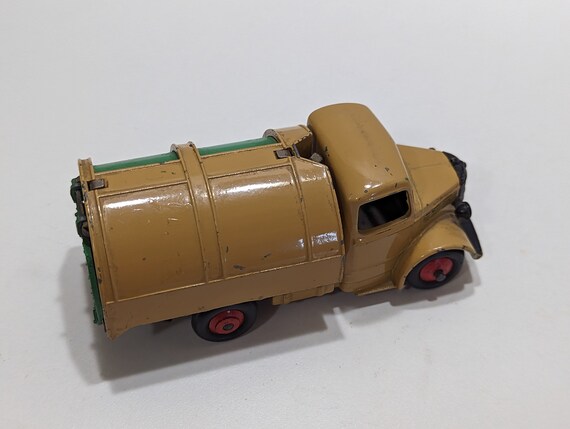Dinky Toys GB 252 camion Bedford refuse wagon truck version sans vitres