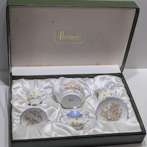 Raro juego de té en miniatura de porcelana fina de Harrods de Knightsbridge, regalo para bautizo.