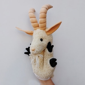 Kelemen, la chèvre marionnette à main image 3