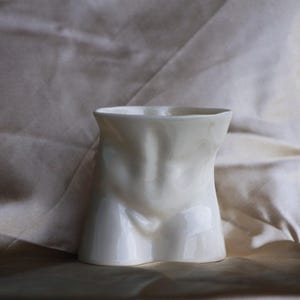 Handgjord skulptural kaffemugg i porslin 150 ml