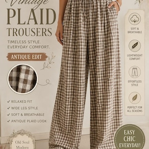 Könnte beinhalten: Hoch taillierte Hose mit weitem Bein, braun-weißem Karomuster, elastischem Bund mit Kordelzug und Seitentaschen. Der Text auf dem Bild lautet: NEW ARRIVAL, Vintage PLAID TROUSERS, ANTIQUE EDIT.