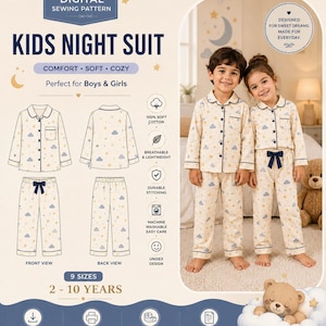 Pode incluir: Um molde de costura digital para pijama infantil, apresentando um conjunto na cor creme com estampa de nuvens azuis e estrelas amarelas. O design inclui uma camisa de manga comprida com botões e calças combinando com um laço azul escuro.