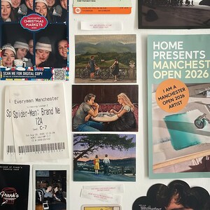 Può includere: Un collage di vari articoli di carta tra cui un volantino dei mercatini di Natale di Manchester, un biglietto del treno, un biglietto del cinema per Spider-Man, una banconota da un dollaro, una carta dei tarocchi chiamata The Fool e varie foto.