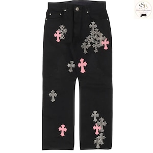 Puede incluir: Pantalones vaqueros negros de tiro alto con cierre de botón y múltiples bolsillos. La tela está decorada con varios parches en forma de cruz en color rosa claro sólido y un patrón de cuadros en blanco y negro por todas las piernas.