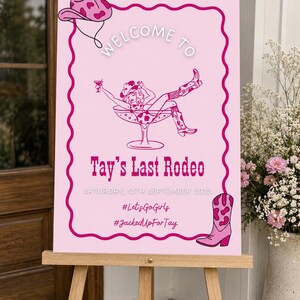 Puede incluir: Un letrero de bienvenida rectangular rosa con un borde ondulado rosa oscuro, un sombrero de vaquera y un gráfico de una persona en una copa de martini. El texto dice: WELCOME TO, Tay's Last Rodeo, SATURDAY, 13TH SEPTEMBER 2025, #LetsGoGirls, #JackedUpForTay.