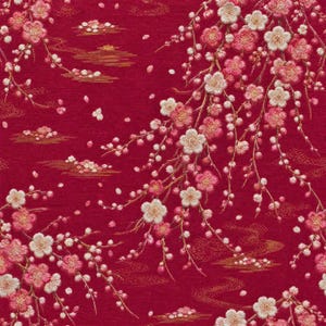 以下が含まれることがあります： 深い赤色の生地に、白とピンクの桜の枝が刺繍された複雑な模様。背景の質感には、散りばめられた花びらと、金色の流れるような水のモチーフが織り込まれています。