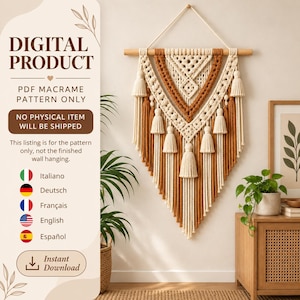 Puede incluir: Un listado de producto digital para un patrón de tapiz de macramé. La imagen muestra un tapiz de macramé color crema y óxido con borlas suspendido de un palo de madera, junto al texto DIGITAL PRODUCT, PDF MACRAME PATTERN ONLY.
