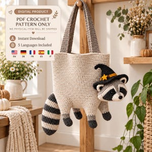 Pode incluir: Uma bolsa de crochê em formato de guaxinim com cauda listrada, quatro patas e um chapéu de bruxa preto com uma estrela amarela. A bolsa tem duas alças cinzas e um corpo cor de creme. O texto diz: DIGITAL PRODUCT PDF CROCHET PATTERN ONLY.