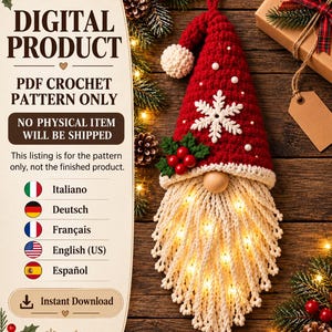 Op de afbeelding: Een digitaal PDF-haakpatroon voor een kerstkabouter-ornament. De kabouter heeft een rode gehaakte muts met een witte pompon, een witte sneeuwvlok en groene hulstbessen. Het heeft een ronde neus en een lange, crèmekleurige macramé-baard met geïntegreerde warmwitte kerstverlichting.