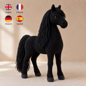 Könnte beinhalten: Eine schwarze Häkelpferd-Figur mit einem strukturierten Garnkörper, einer langen, fließenden Mähne und einem passenden Schweif. Das Pferd steht auf vier Beinen mit dunkelgrauen Hufen und hat kleine schwarze Augen. Vier kreisförmige Sprachsymbole.